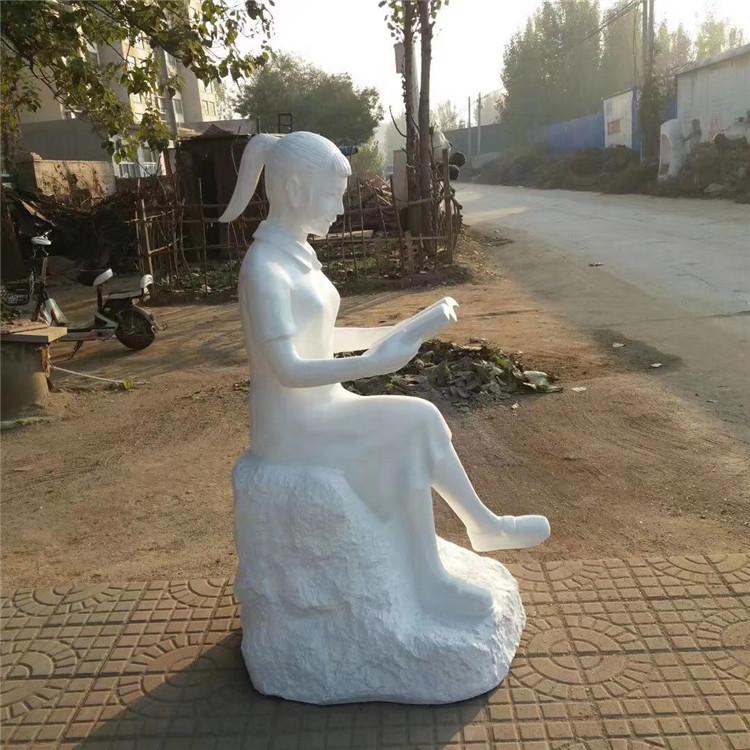 玻璃鋼白色抽象讀書人物雕塑 現代空間中的靜默詩意